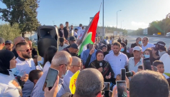 شاهد: هذا ما قالته والدة الشهيد موسى حسونة من اللد أمام سجن مجيدو